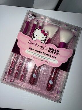 the CRÈME shop x Hello Kitty Luv Wave Brush Set - Pink